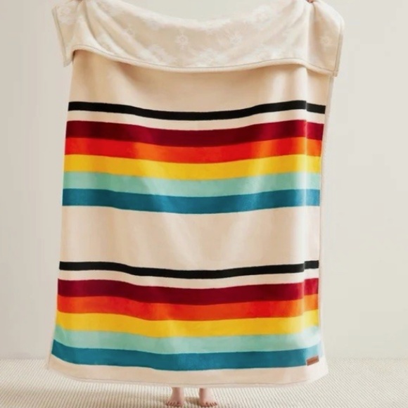 Pendleton Reversible Plush Throw Blanket, Soft, Cozy, Polyester 50" x 70" New - Picture 2 of 4